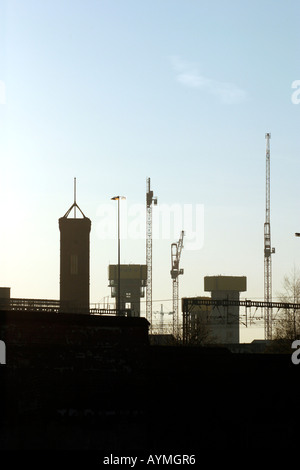 Grues à tour silhouetté contre ciel du matin Tour Leeds travaille à gauche visible Bridgewater Place en construction Banque D'Images