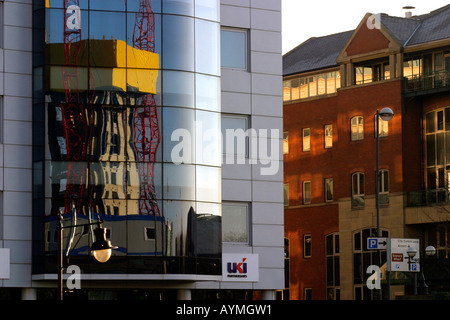 Nouvelle qui se reflète dans les fenêtres des bureaux à Leeds Centre Neville Street Banque D'Images