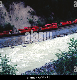 Deux CP rail freight train voyageant le long de la rivière Thompson, montagnes Rocheuses, au Canada. Photo par Willy Matheisl Banque D'Images