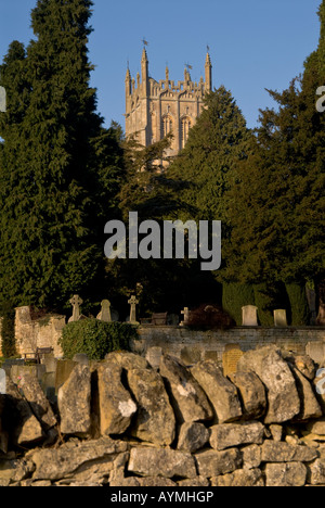 Une vue sur un mur de pierres sèches et vers le cimetière de la tour de St James's Church, Chipping Campden Gloucestershire, Angleterre, Royaume-Uni Banque D'Images