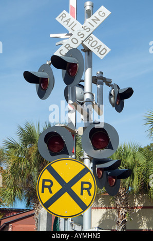 Railroad crossing sign de signalisation et d'éclairage. USA Banque D'Images