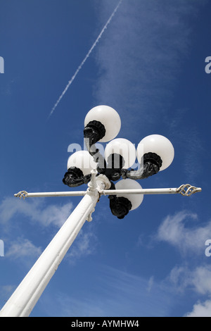 L'ancien gaz lampe rue convertie en électricité, la jetée de Brighton, Sussex, England, UK Banque D'Images