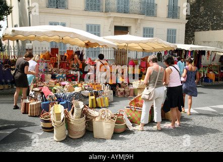 Marché de la Provence; Touristes et acheteurs dans un panier et un stand d'artisanat, marché de Lorgues, Provence, France Europe Banque D'Images