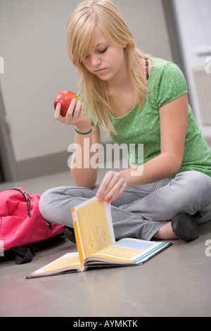 Teenage girl eating an apple Banque D'Images