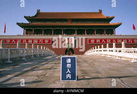 La porte de la paix céleste de la Place Tiananmen, au centre-ville de Beijing est orné d'une image de l'ancien président Mao Zedong. Banque D'Images