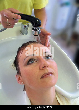 Haare beim waschen Friseur Banque D'Images