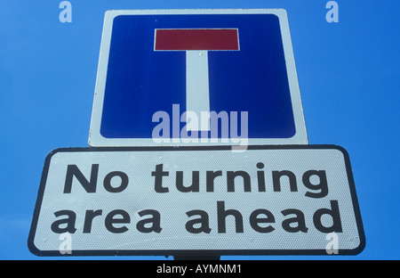 Close up of roadsign contre ciel bleu clair montrant rue sans issue avec symbole avertissement ajouté aucune rotation de l'avant Banque D'Images