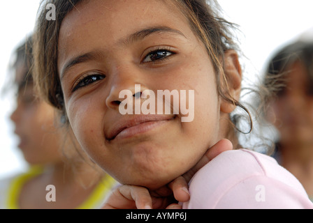 Un Bédouin girl à Dahab, Egypte, s'amuse Banque D'Images