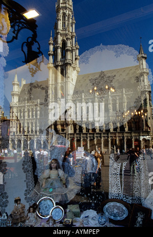 Reflet de l'hôtel de ville et la Grand Place dans la vitrine d'un magasin qui vend des dentelles traditionnelles Bruxelles Belgique Banque D'Images