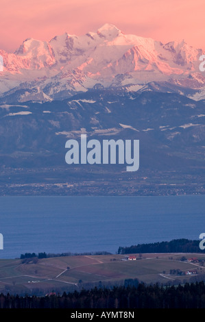 Vue sur le Mont-Blanc, le plus haut sommet de l'Europe, dominant les Alpes françaises et le lac de Genève, au coucher du soleil. Banque D'Images