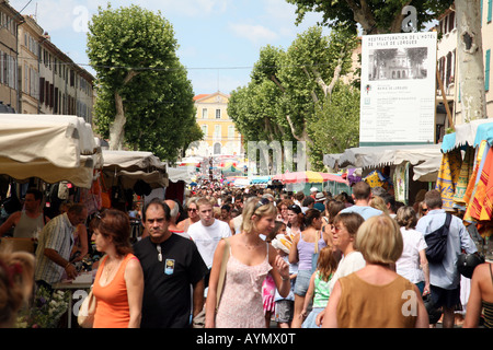 Lorques, France scène de rue; le marché de rue bondé, Lorgues, Provence, France Europe Banque D'Images