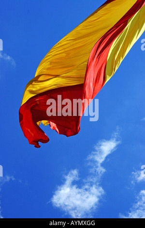 Drapeau espagnol dans le vent Banque D'Images