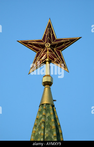 Étoile rouge au sommet de la tour Borovitskaya du Kremlin de Moscou à Moscou, Russie Banque D'Images