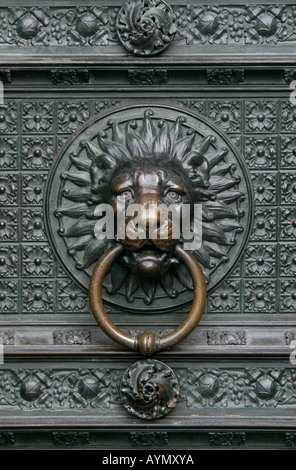 Heurtoir en bronze en forme de tête de lion à partir de la porte de la cathédrale de Cologne, Allemagne Banque D'Images