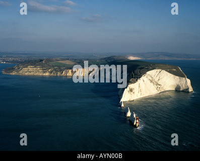Les aiguilles de l'île de Wight dans le sud de l'Angleterre UK avec de l'Alun Bay sur la gauche de l'image Banque D'Images