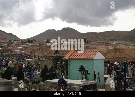 Vue du cimetière spécialement décorée pour la fête de Todos Santos, Tous les Saints à Llallagua, Potosi, Bolivie Banque D'Images