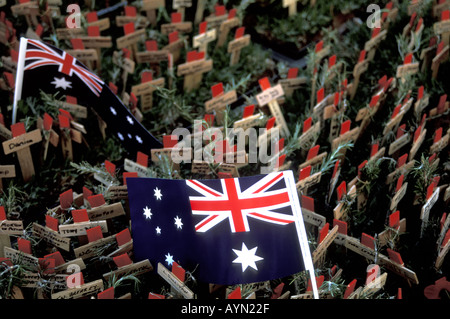 L'Anzac Day 25 avril 2004 Sydney Australie Australian drapeaux flottants entre les croix de bois plantées dans le domaine DU SOUVENIR Banque D'Images