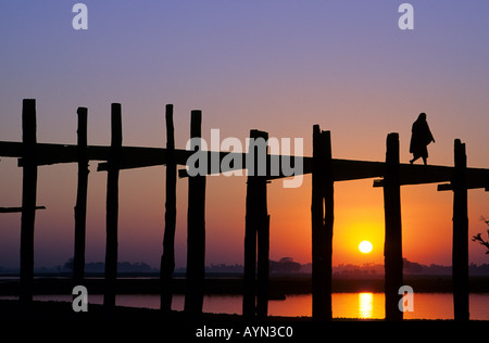 U Bein Bridge Myanmar Birmanie. Passage du moine U Bein Bridge sur le lac Taungthaman à Amarapura près de Mandalay au coucher du soleil. La plus longue du monde structure en teck. Banque D'Images