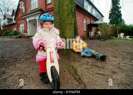 Les enfants jouant dans un jardin Banque D'Images