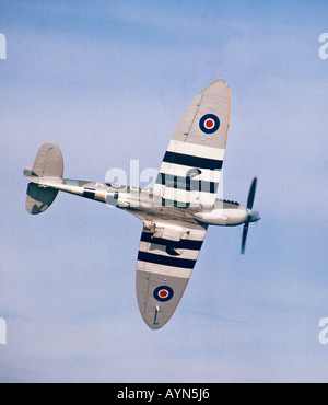 La DEUXIÈME GUERRE MONDIALE Supermarine Spitfire MK IX MH434 flying in UK Banque D'Images