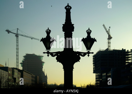 Silhouette colonne historique sur le pont dans le centre-ville de port Leuvehaven Rotterdam, grues et des capacités, Pays-Bas Banque D'Images