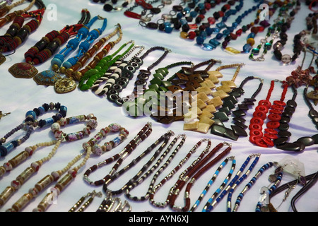 Rangées de colliers et bracelets sur un marché à Costa Calma, Fuerteventura, Îles Canaries, Espagne Banque D'Images