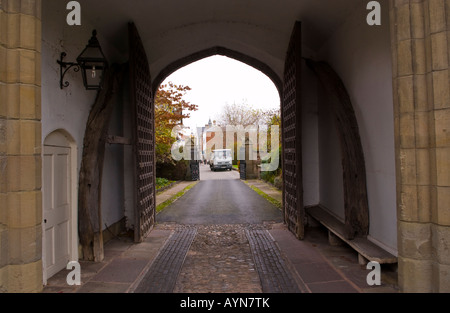 Passerelle vers le Palais de l'évêque qui date du 12ème siècle Hereford Herefordshire Angleterre EU UK Banque D'Images