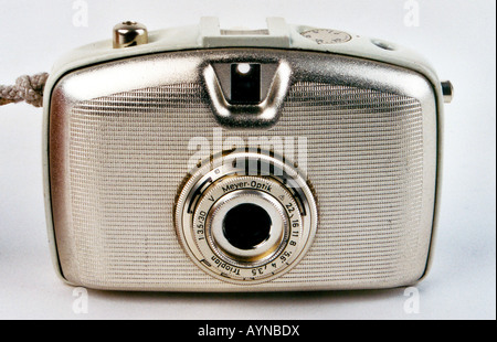 Photographie, appareils photo, petit appareil photo télémètre Penti 1, produit par VEB Kamera- und Kinowerke Dresden, Welta Freital Factory, 1957, historique, XXe siècle, design par Horst Giese, Jürgen Peters, Rudi Högner, 1950, boîte, cas, GDR, Allemagne de l'est, Jurgen, Juergen, Hogner, Hoegner, Juegner, Juergen, Juergen, Juergen, Hoegner, Juergen, Juergen, Banque D'Images