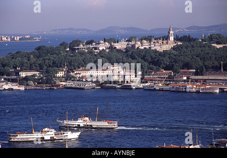 ISTANBUL, TURQUIE. Une vue de la Corne d'or et le palais de Topkapi à partir du haut de la tour de Galata. Banque D'Images