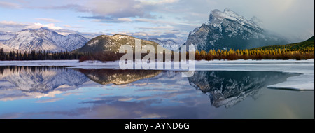 Canada, Alberta, Parc national Banff, lacs Vermilion en hiver, avec la chaîne de montagnes Fairholme et le mont Rundle qui se réfléchissent dans le lac.