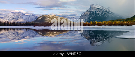 Le Canada, l'Alberta, Banff, le parc national Banff, les lacs Vermilion en hiver, la chaîne de montagnes Fairholme et le mont Rundle se reflétant dans le lac. Banque D'Images