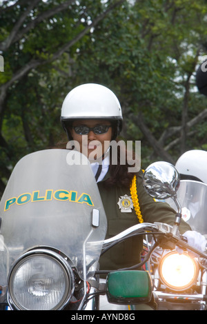 Agent de police féminin moto sur prises lors de la parade de Noël, San Juan, Puerto Rico Banque D'Images