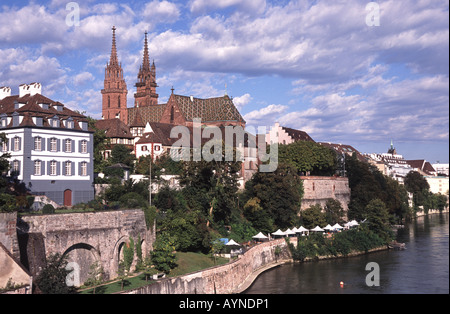 Bâle, Suisse. Une vue d'été de grand-Bâle, Bâle Avec Munster et le Rhin. Banque D'Images