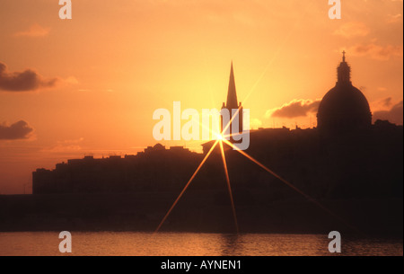 La Valette, MALTE . Lever du soleil sur la ville vue depuis le port de Marsamxett par Sliema. L'année 2005. Banque D'Images