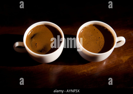 Deux tasses de café noir blanc Banque D'Images