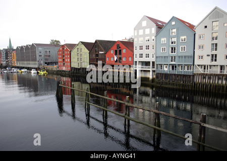 Sur les quais de la rivière Nidelva à Trondheim en Norvège Banque D'Images