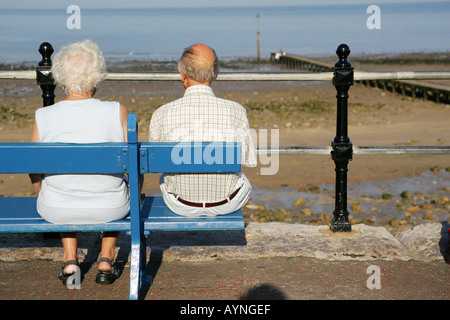 Les retraités sur un banc à Llandudno Banque D'Images