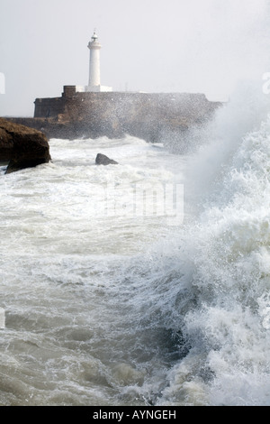Vagues se briser contre le rivage. Rabat, Maroc Banque D'Images