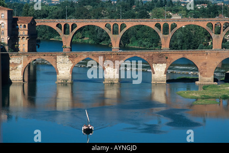 PONT VIEUX PONT DU XIE SIÈCLE ET PONT DU 22 PONT AOUT 1944 TRAVERSANT LE TARN ET LE GABARRE BATEAU ALBI TARN MIDI-PYRÉNÉES FRANCE EUROPE Banque D'Images