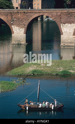 GABARRE BATEAU AVEC LES TOURISTES ET PONT VIEUX VIEUX PONT 11e siècle dans tout le TARN ALBI MIDI-PYRÉNÉES FRANCE Banque D'Images