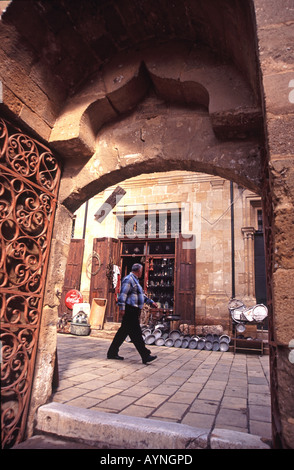 Le nord de Chypre. Une rue dans le centre de Nicosie, vu à travers la porte de la mosquée Selimiye. Banque D'Images