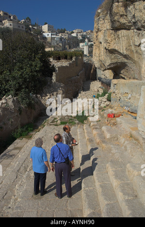 Village de Silwan de Jérusalem Israël nouveau bassin de la 2e période du temple découvert Siloah 2004 vue verticale avec les gens Banque D'Images