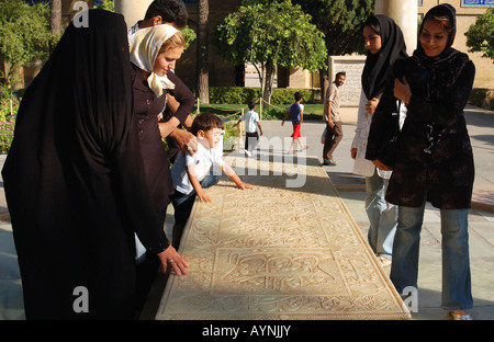 Visiteurs iraniens sur la tombe de Hafez, Jardins Musalla, Shiraz, Iran Banque D'Images