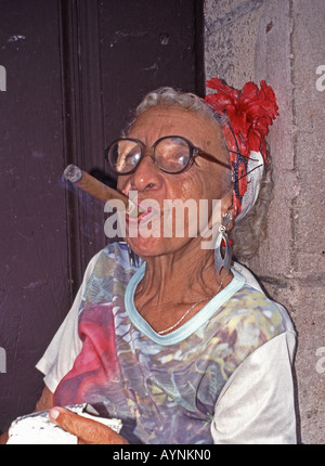 La HAVANE, CUBA. Un cigare-fumeurs âgés résident de la vieille Havane. Banque D'Images