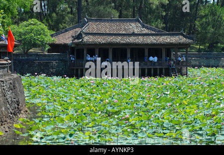 Les tombeaux royaux près de la ville de Hue Vietnam central c'est le pavillon Xung Khiem dans le complexe funéraire de l'empereur Tu Duc Banque D'Images