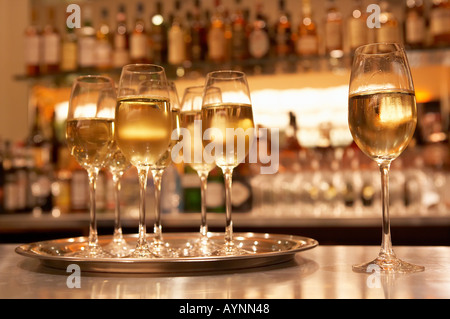 Verres DE VIN BLANC SUR LA BARRE Banque D'Images