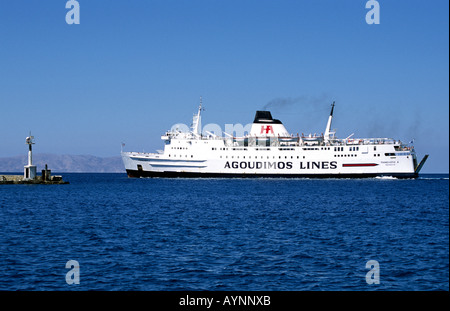 L'un d'Agoudimos Lines Penelope à Tinos dans le Grec Aegean Islands Banque D'Images