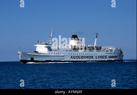 L'un d'Agoudimos Lines Pénélope arrive à Tinos dans le Grec Aegean Islands Banque D'Images