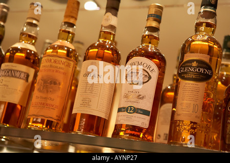 Sélection de bouteilles de scotch whisky sur étagères en verre EN BAR Banque D'Images