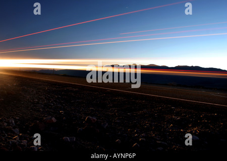 Sentiers de la circulation dans la Death Valley, California USA sur la route 190 dans la nuit Banque D'Images